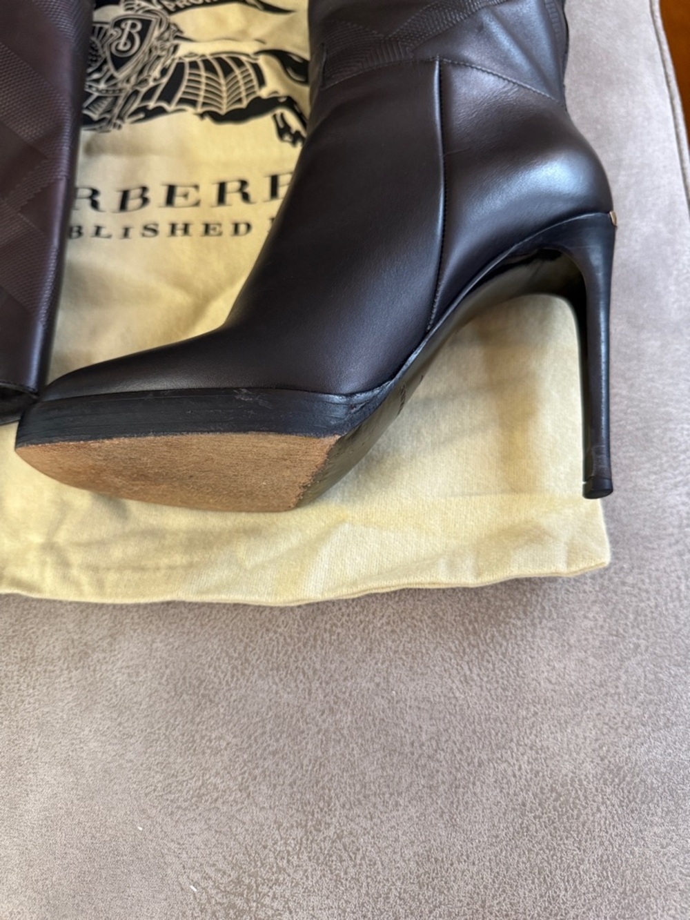 Burberry Black Leather Knee-High Stiletto Boots with Signature Check Texture - Picture 8 of 16